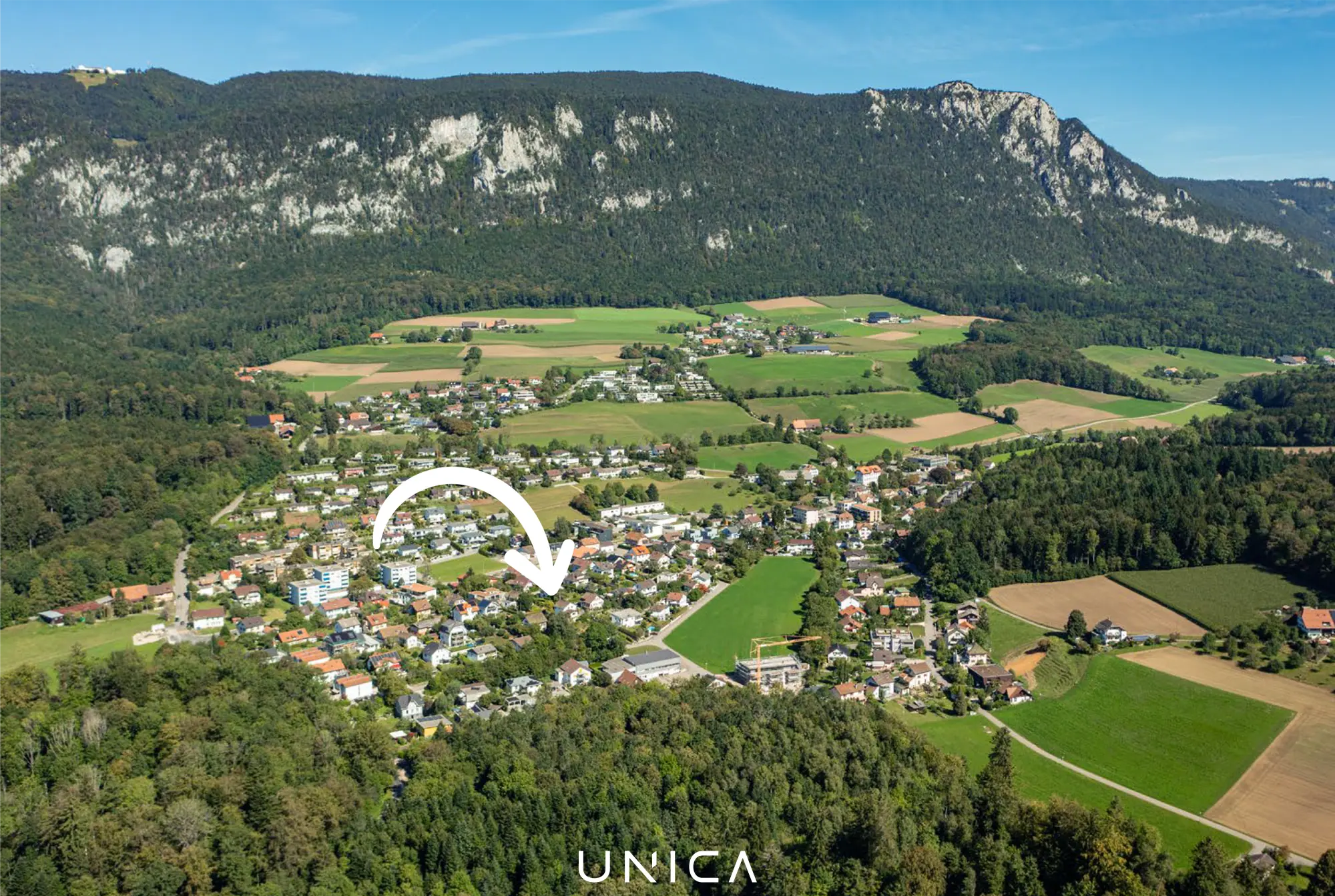 Luftaufnahme von Rüttenen bei Solothurn mit Weissenstein im Hintergrund