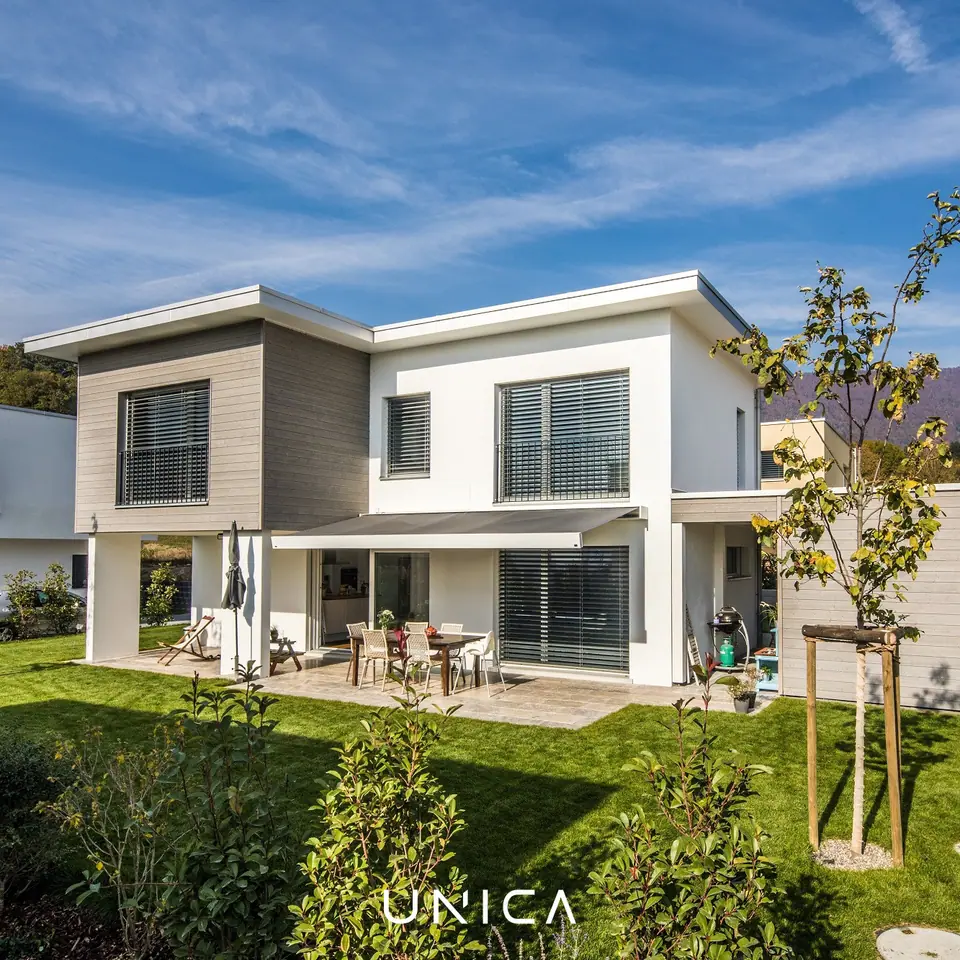Modernes Einfamilienhaus mit Flachdach, überdachter Terrasse und Gartenanlage