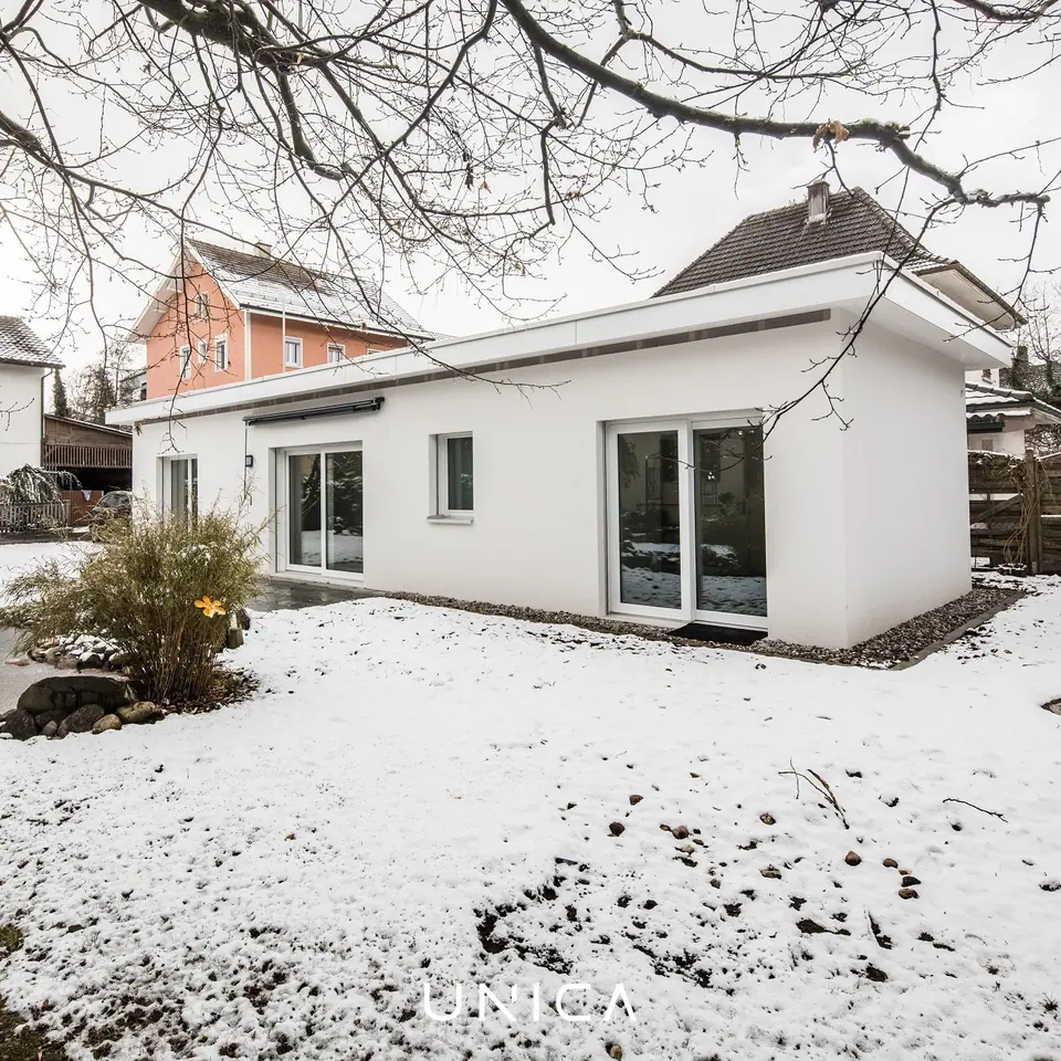 Kleines Einfamilienhaus im Winter mit Garten