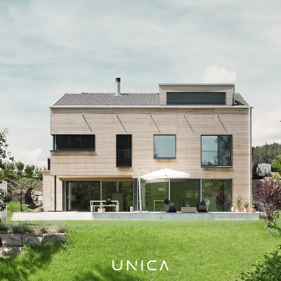 Modernes Wohnhaus mit grossflächiger Verglasung, überdachter Sitzecke und Gartenterrasse