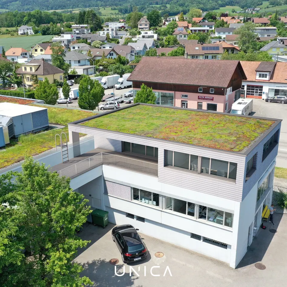 Mehrgeschossiger Gewerbebau mit moderner Architektur
