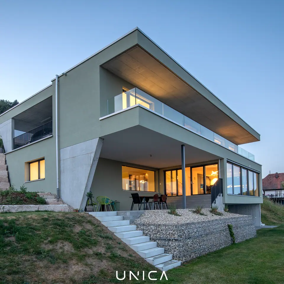 Modernes Einfamilienhaus als Neubauprojekt von UNICA Architektur – klare Linien, energieeffiziente Bauweise